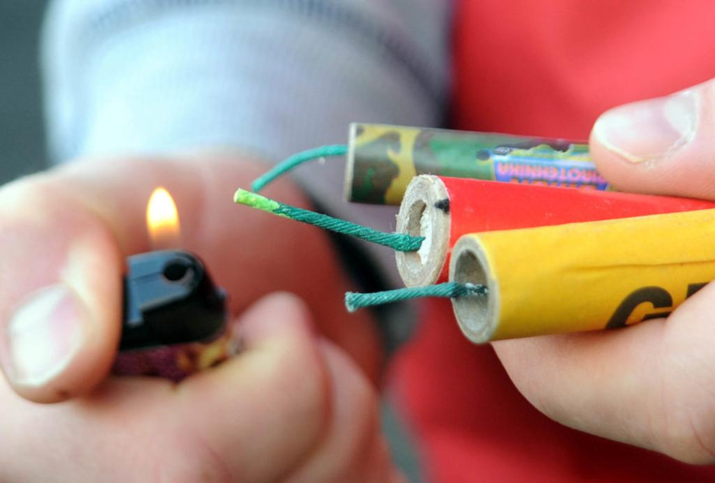 Amenzi uriașe și chiar închisoarea pentru cei care folosesc petarde sau artificii. Primul Revelion după schimbarea legislației