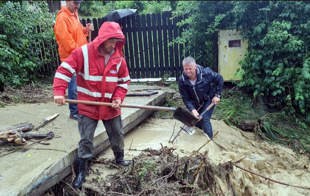 Intervenții la Poiana Câmpina în urma inundațiilor produse de ploile torențiale