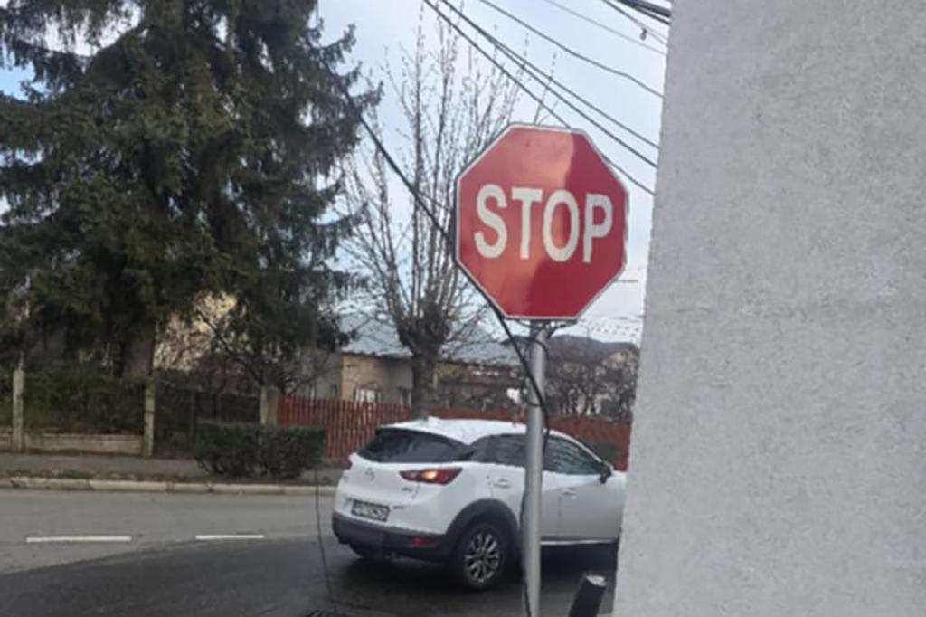 Se întâmplă la Câmpina... Un cablu căzut a fost legat de un indicator rutier!