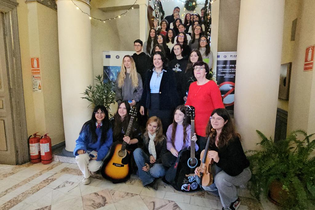 Au sosit primii colindători la Primăria Câmpina - Ansamblul ”Celesta”