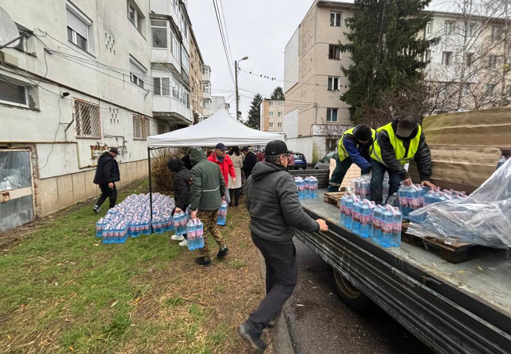 Centre pentru distribuirea de apă potabilă îmbuteliată, deschise la Câmpina vineri dimineață