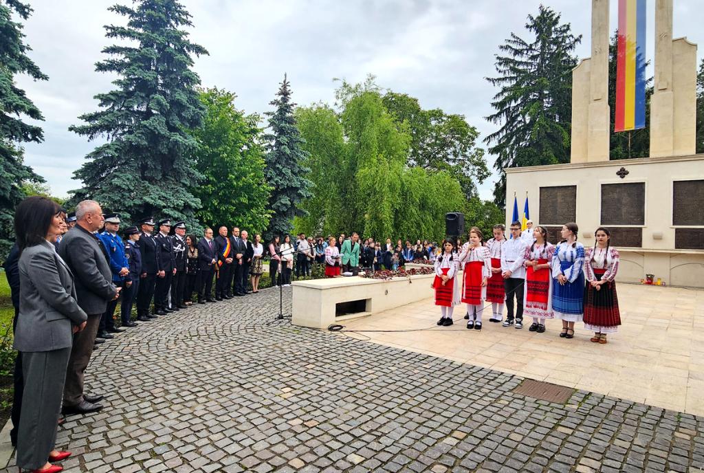 Omagiu adus Eroilor Neamului în comuna Cornu