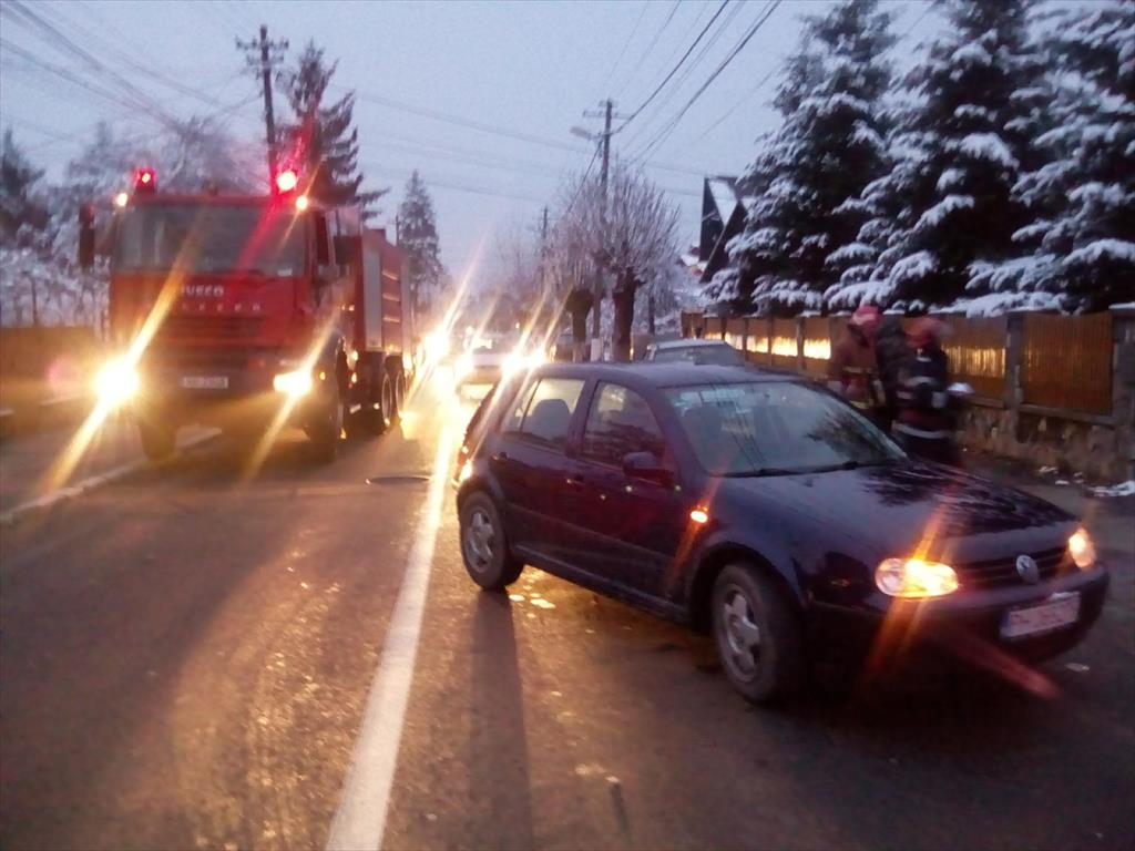Două maşini s-au ciocnit marţi seară pe Strada IH Rădulescu, din Câmpina