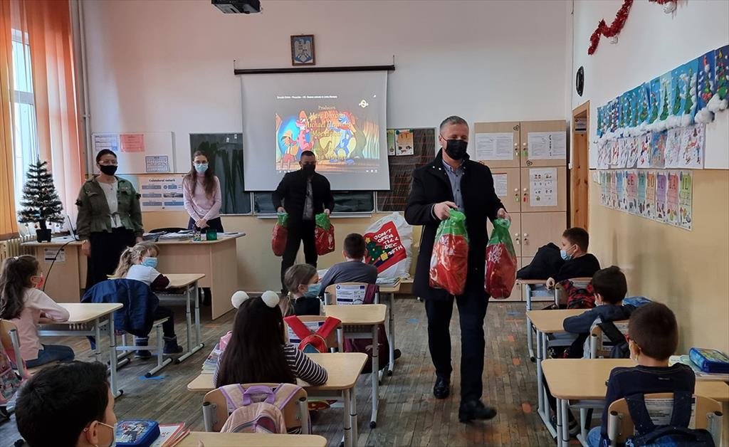 La Poiana Câmpina, primarul Sergiu Constanda și viceprimarul Ionuț Goran au oferit cadouri copiilor de la școală și grădinițe
