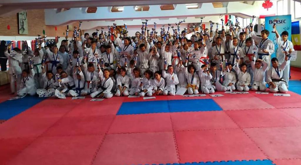 Peste o sută de copii au fost prezenți la Cupa Primăverii, la arte marțiale, organizată de AIKO Câmpina