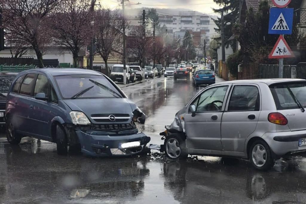Accident în Câmpina, la intersecția străzilor BP Hasdeu și Mihail Kogălniceanu