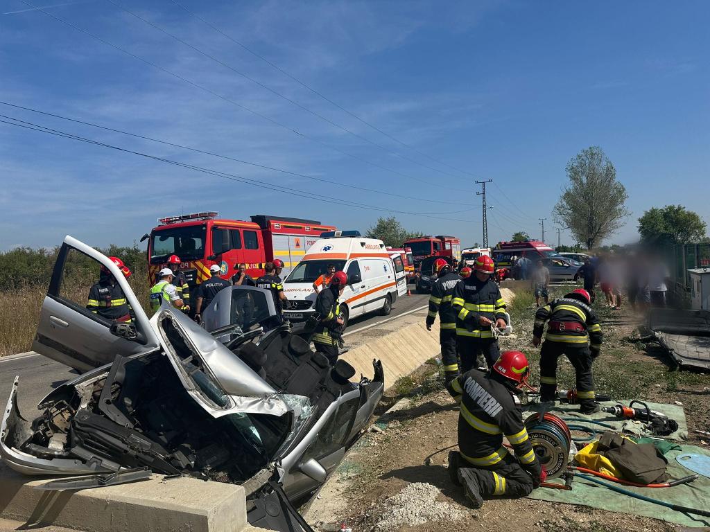Accident groaznic în Prahova. Trei persoane sunt încarcerate. Se așteaptă elicopterul SMURD