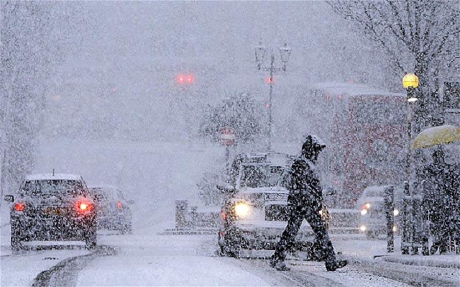 Cursurile școlare, suspendate la Sinaia din cauza viscolului și ninsorii