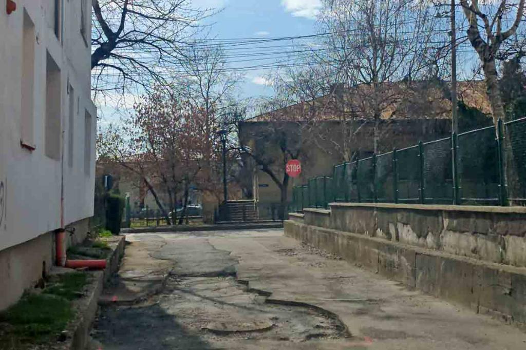 Pe Strada 22 Decembrie din Câmpina... s-a terminat asfaltul?!