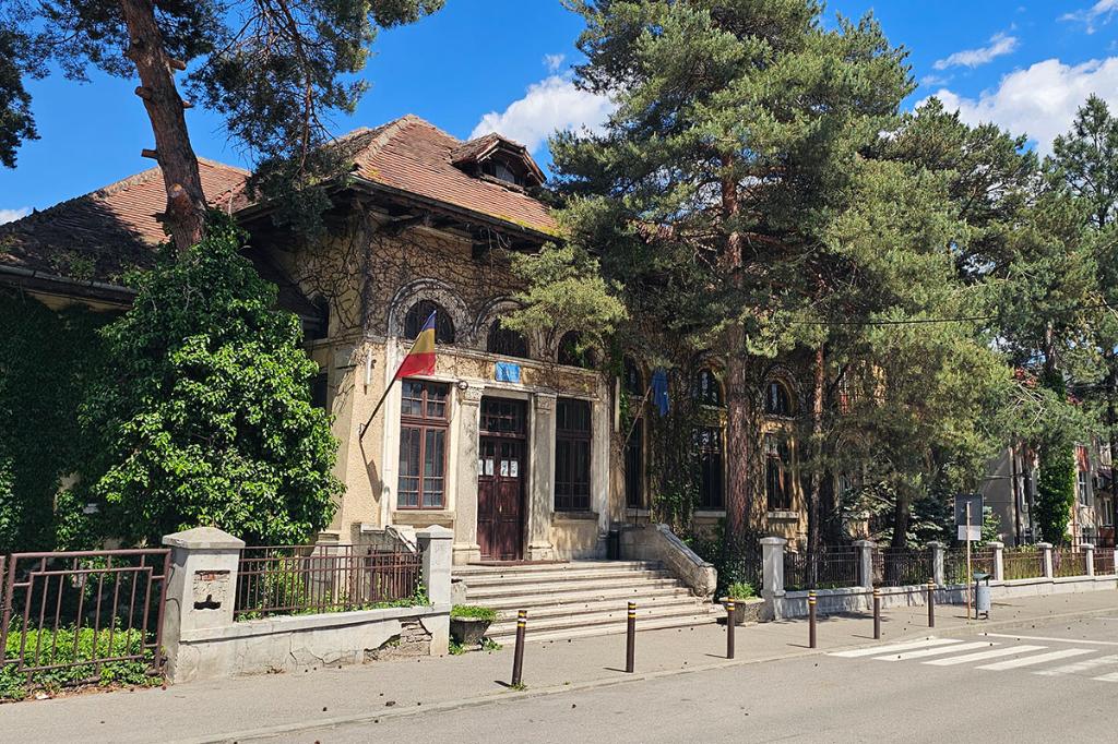 Cerință specială a instanței din Câmpina pentru inculpații aflați sub control judiciar într-un dosar: să nu pătrundă în baruri, cluburi, discoteci!