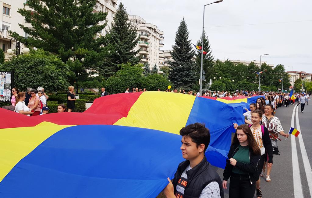Ceremonie de Ziua Drapelului Național în Parcul Regele Mihai I din centrul Câmpinei