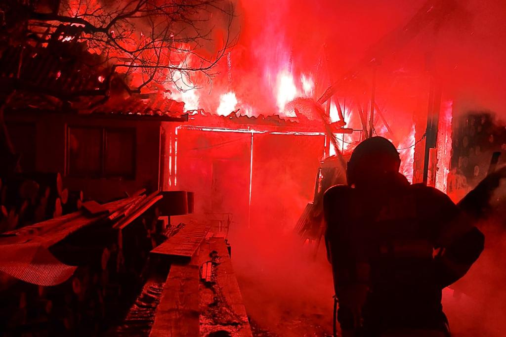Incendiu la Bănești. O locuință și două anexe au fost cuprinse de flăcări