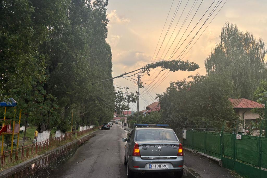 Codul roșu de caniculă, întrerupt de o furtună violentă la Câmpina. Copaci rupți, străzi inundate, curentul oprit