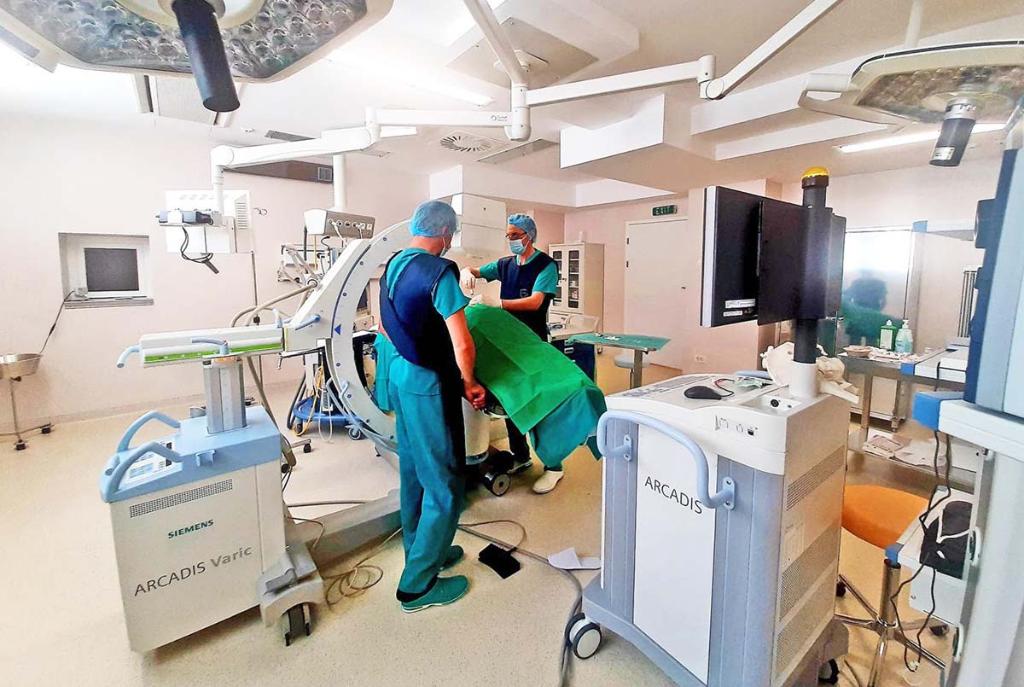 Tot mai multe operații de protezare la SanConfind, după obținerea cofinanțării CNAS