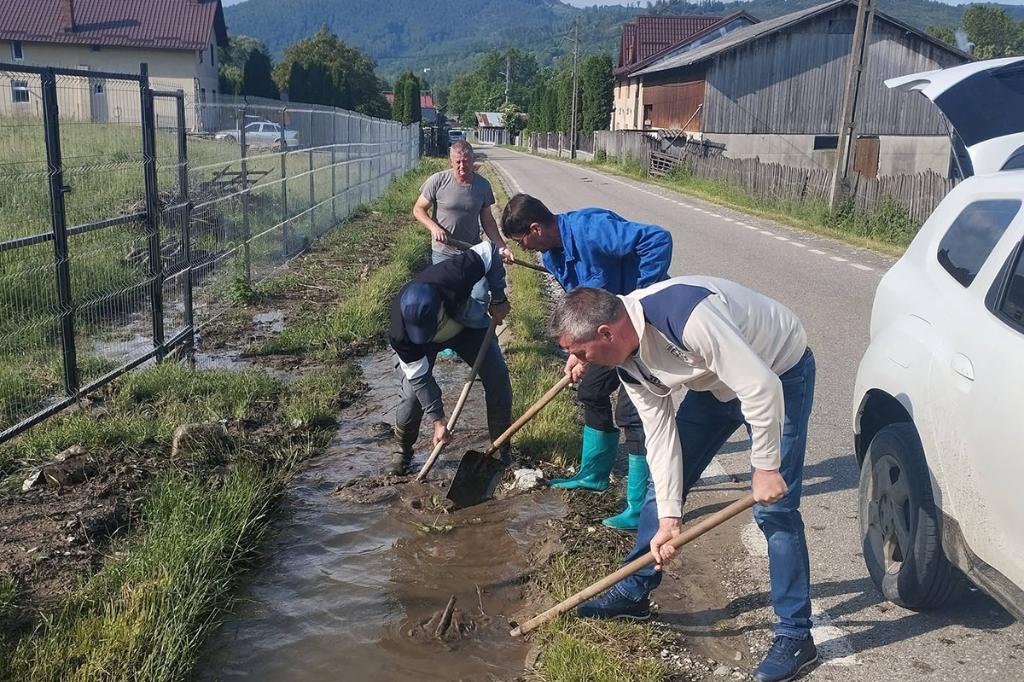 La Valea Doftanei continuă intervențiile pentru înlăturarea efectelor produse de ruperea de nori de sâmbătă
