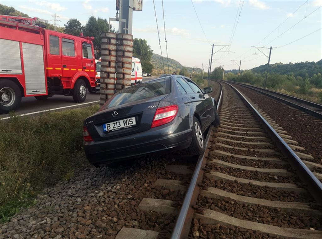 Un autoturism a părăsit DN1, în zona Nistorești, ajungând pe calea ferată