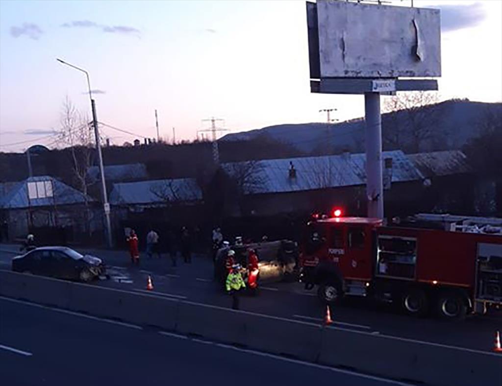 Accident pe DN1, la Bănești. Un SUV a lovit un autoturism Dacia Logan parcat și s-a răsturnat. Traficul este blocat