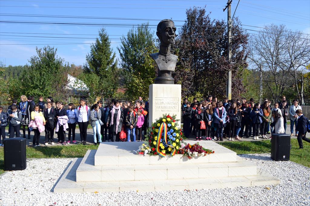 Flori la bustul mareșalului Alexandru Averescu din Poiana Câmpina
