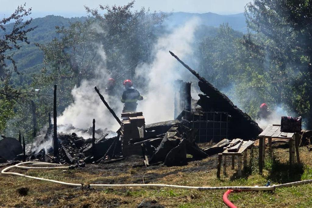 Incendiu la Breaza. Au intervenit pompierii de la Câmpina și Comarnic