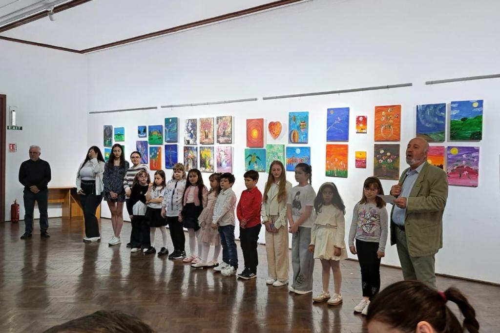 14 copii s-au bucurat la prima lor expoziție de pictură în cadrul proiectului ”Câmpina în culori”