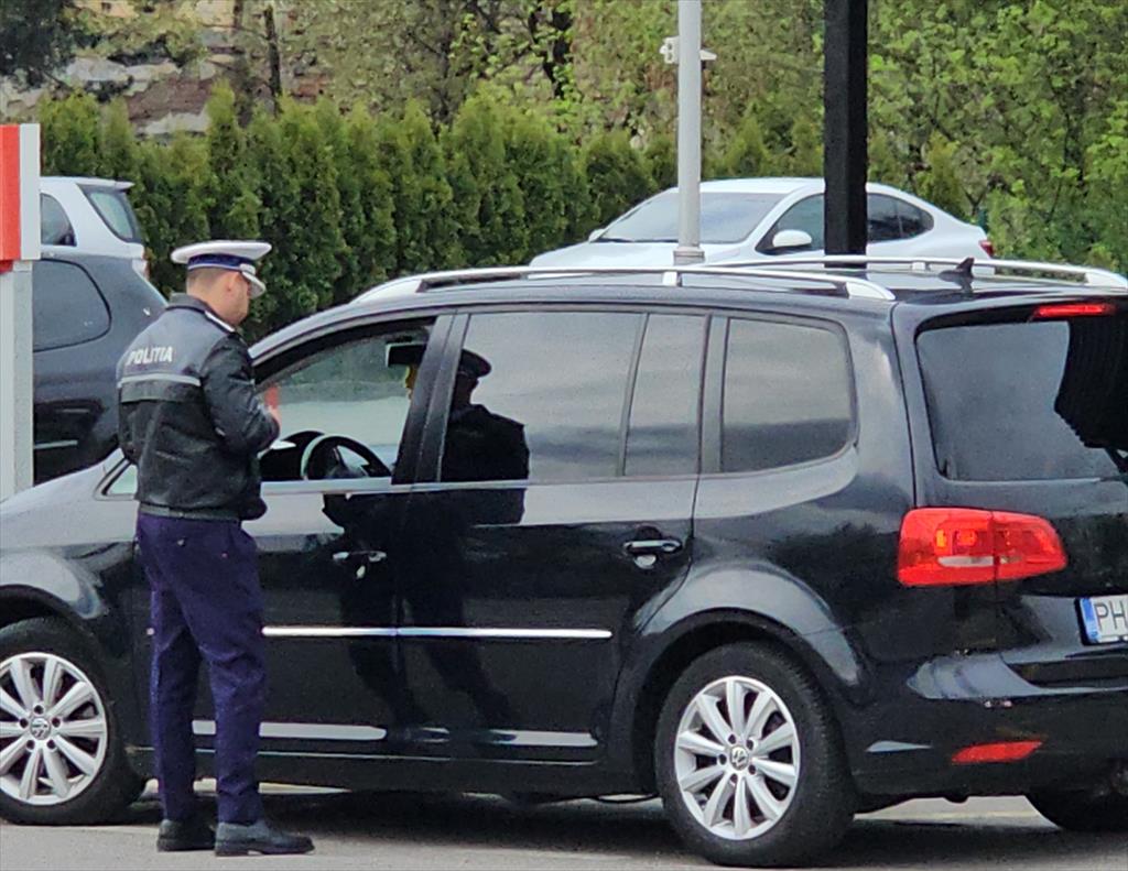 Polițiștii prahoveni au avut de lucru în minivacanța de 1 Mai: 30 sancțiuni pentru apelarea abuzivă la 112, iar 20 șoferi au devenit... pietoni