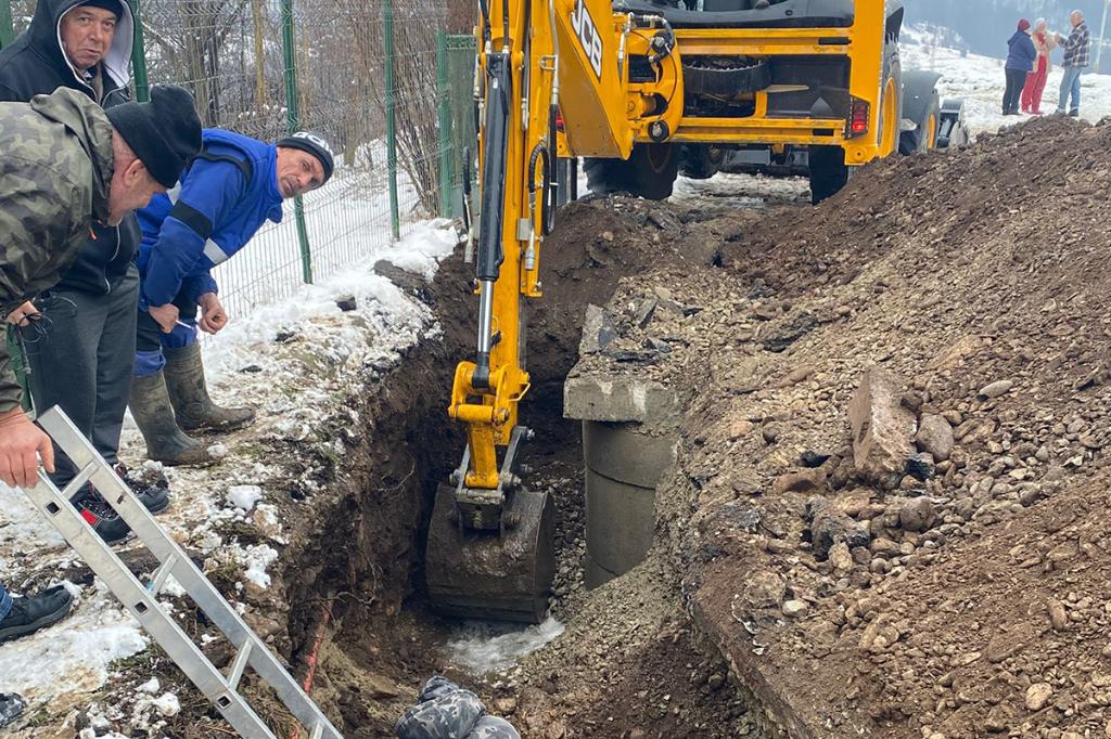 Avaria la rețeaua de apă din cartierul Păcuri a fost remediată