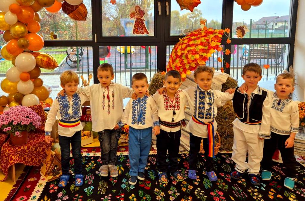 O călătorie printre tradiții, sub “Umbrela Prieteniei”, la noua grădiniță din Câmpina