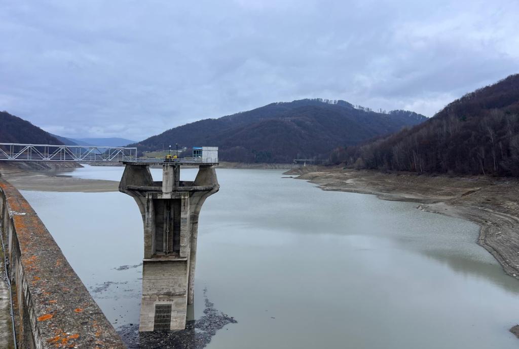 Lucrările la golirea de fund de la Barajul Paltinu vor fi amânate până după iunie 2026