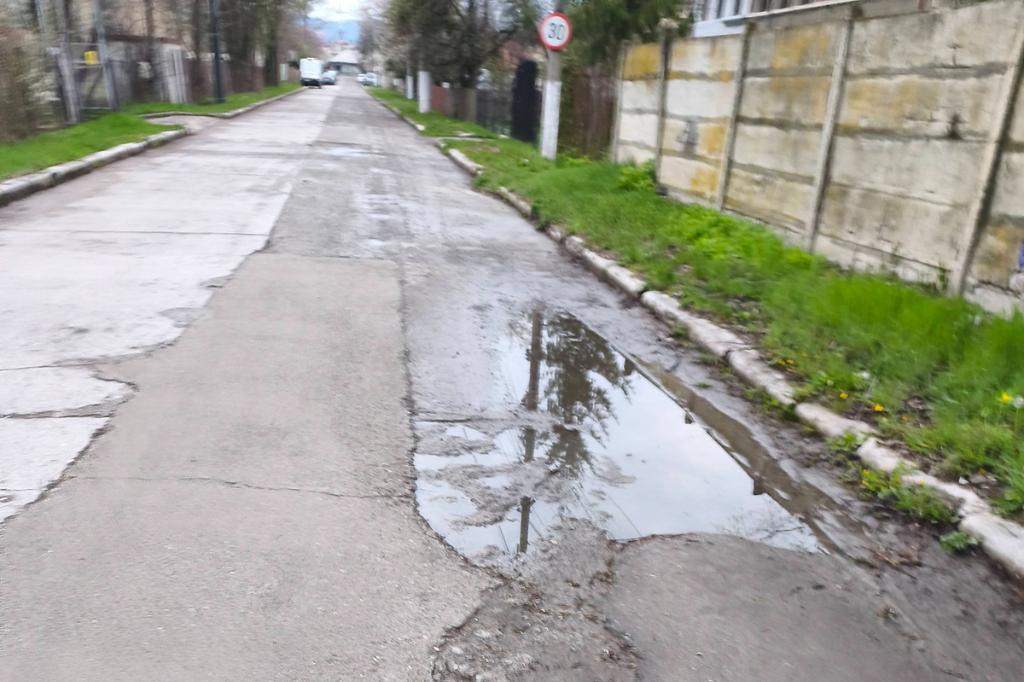 Pe Strada Lt. Col. Erou Oprescu Adrian, o canalizare refulată le dă mari bătăi de cap oamenilor din zonă