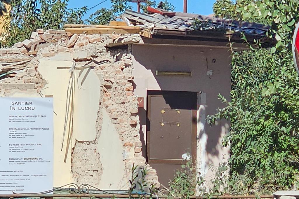 Se mai demolează o clădire din Câmpina: fostul sediu al Trezoreriei