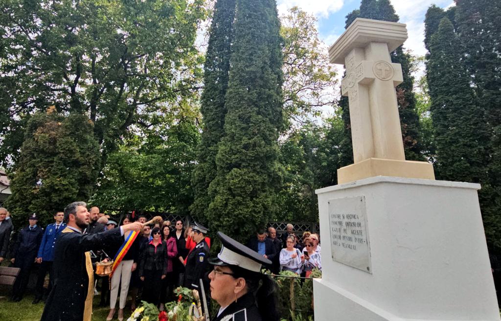 O cruce nouă în Cimitirul Eroilor din Câmpina, omagiu adus celor care s-au jertfit pentru țară, credință și neam