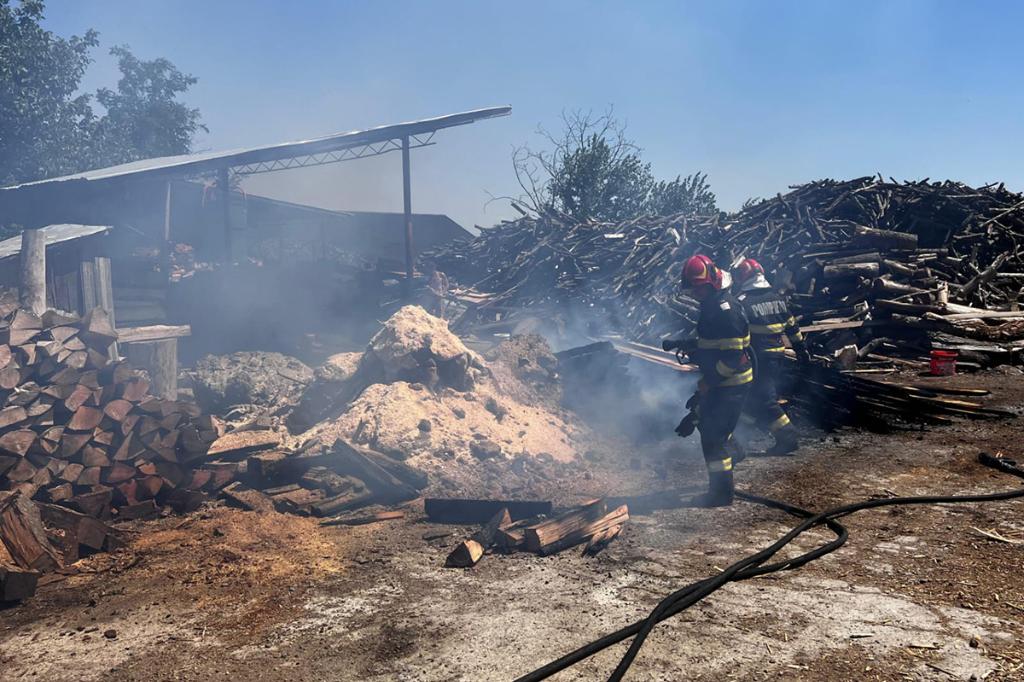 Incendiu la o fabrică de prelucrarea lemnului din Prahova