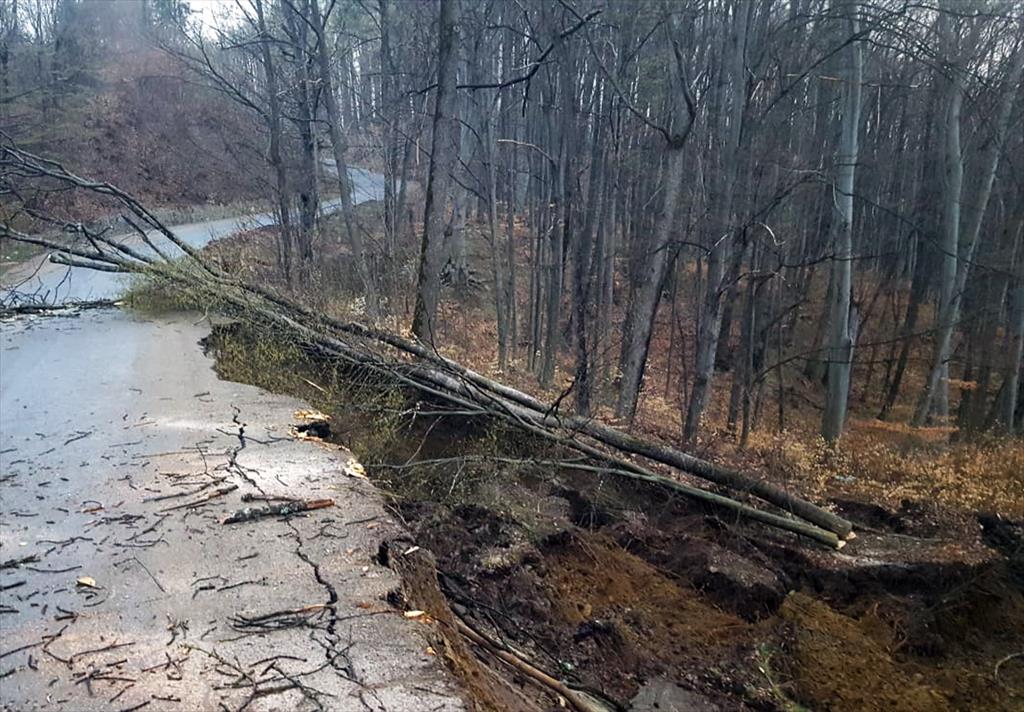 Drumul dintre Câmpina și Șotrile, surpat din cauza unei alunecări de teren. Circulația este complet blocată