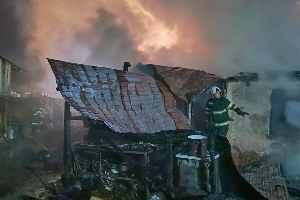 Două locuințe au fost mistuite de flăcări într-o comună din Prahova