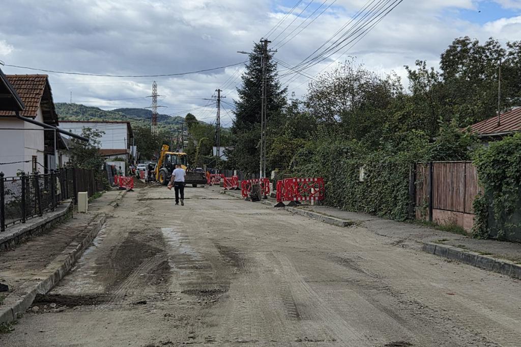 În Câmpina se fac lucrări de reparații la străzi pe care s-a introdus canalizarea în urmă cu mai mulți ani