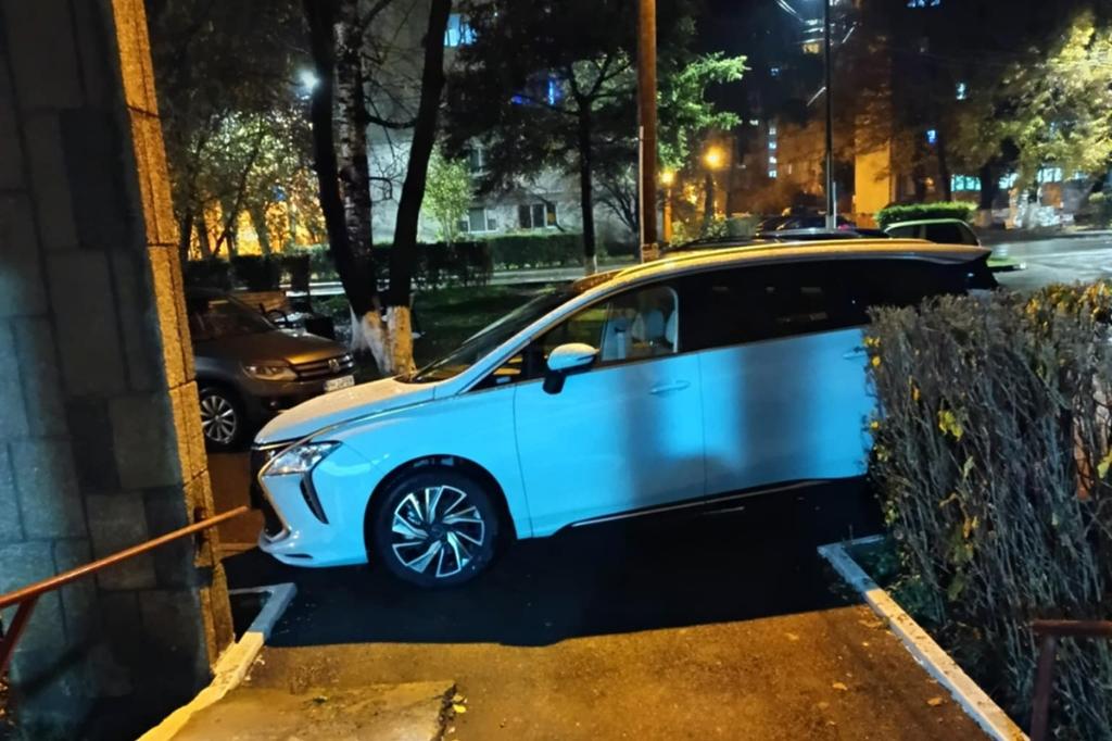 O mașină a blocat intrarea pe o scară de bloc pe Strada Schelelor, din Câmpina