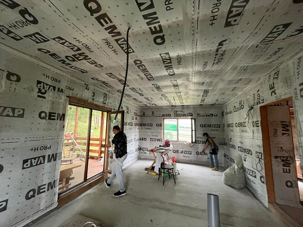 O firmă din Poiana Câmpina realizează în toată țara lucrări de izolare a clădirilor cu fibre de celuloză
