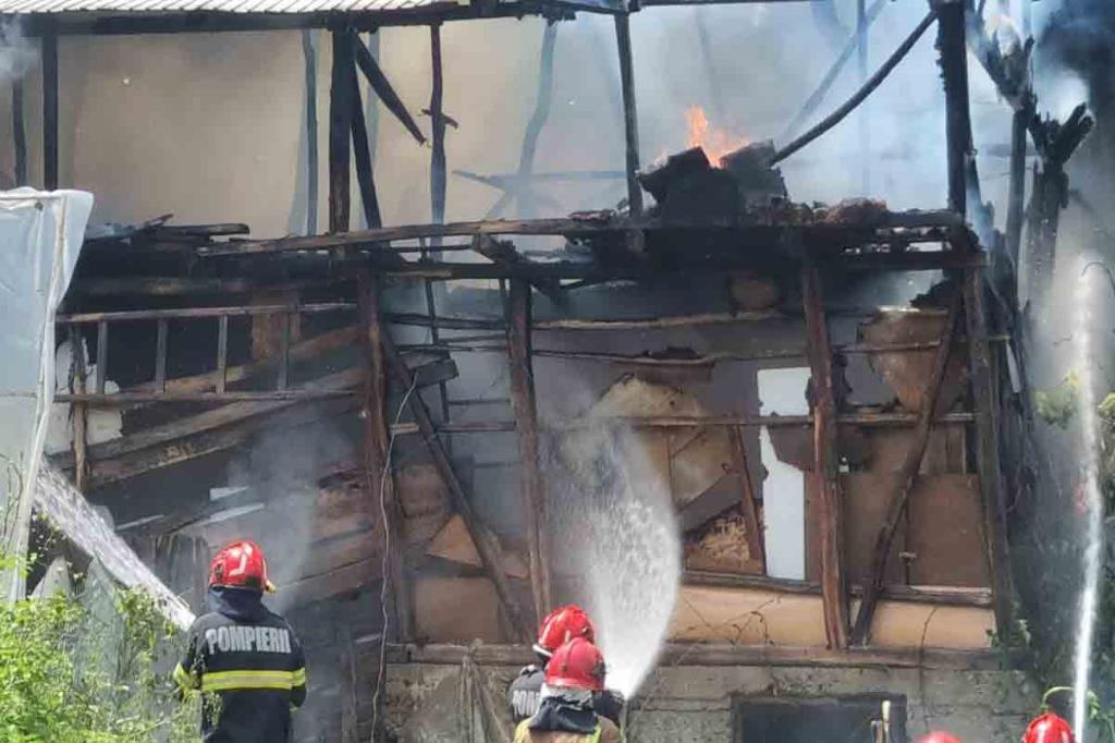 Incendiu la Poiana Câmpina, zona Pițigaia. A ars un hambar