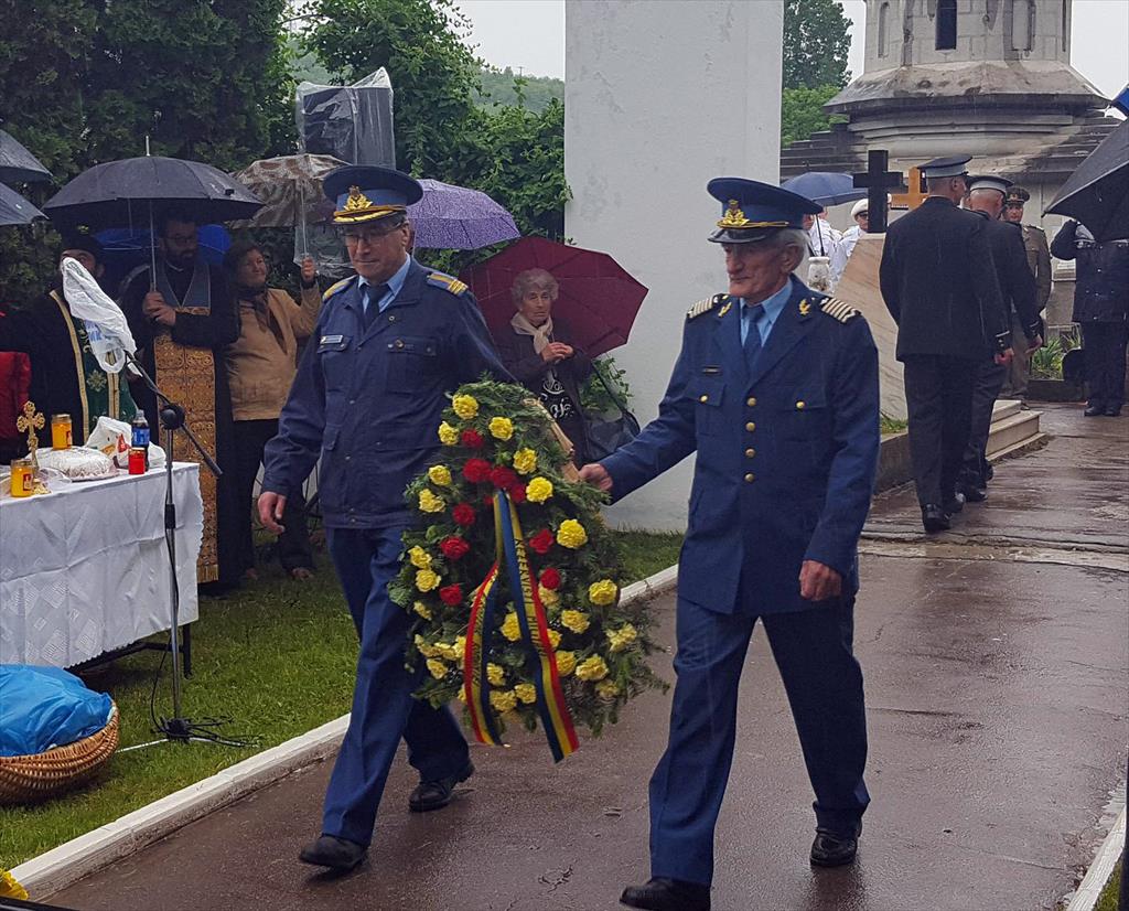 La Câmpina, eroii au fost comemoraţi pe o ploaie torențială