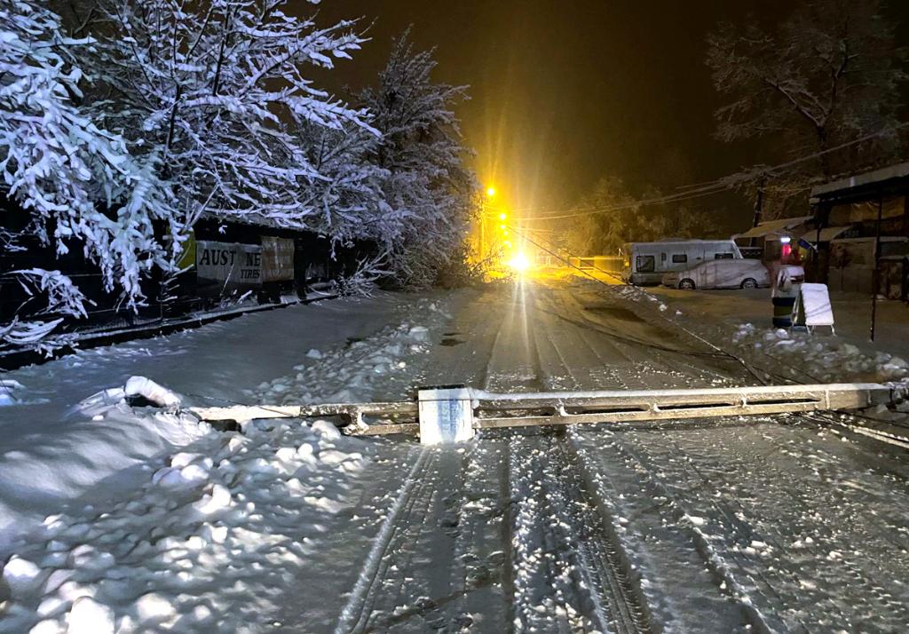 Stâlp de electricitate prăbușit pe Strada Orizontului din Câmpina. Nu vă apropiați de cabluri!