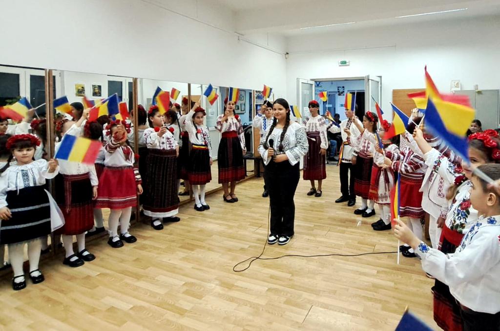 Copii din Câmpina, Bănești și Adunați și-au dat mână cu mână și au sărbătorit împreună Ziua Națională