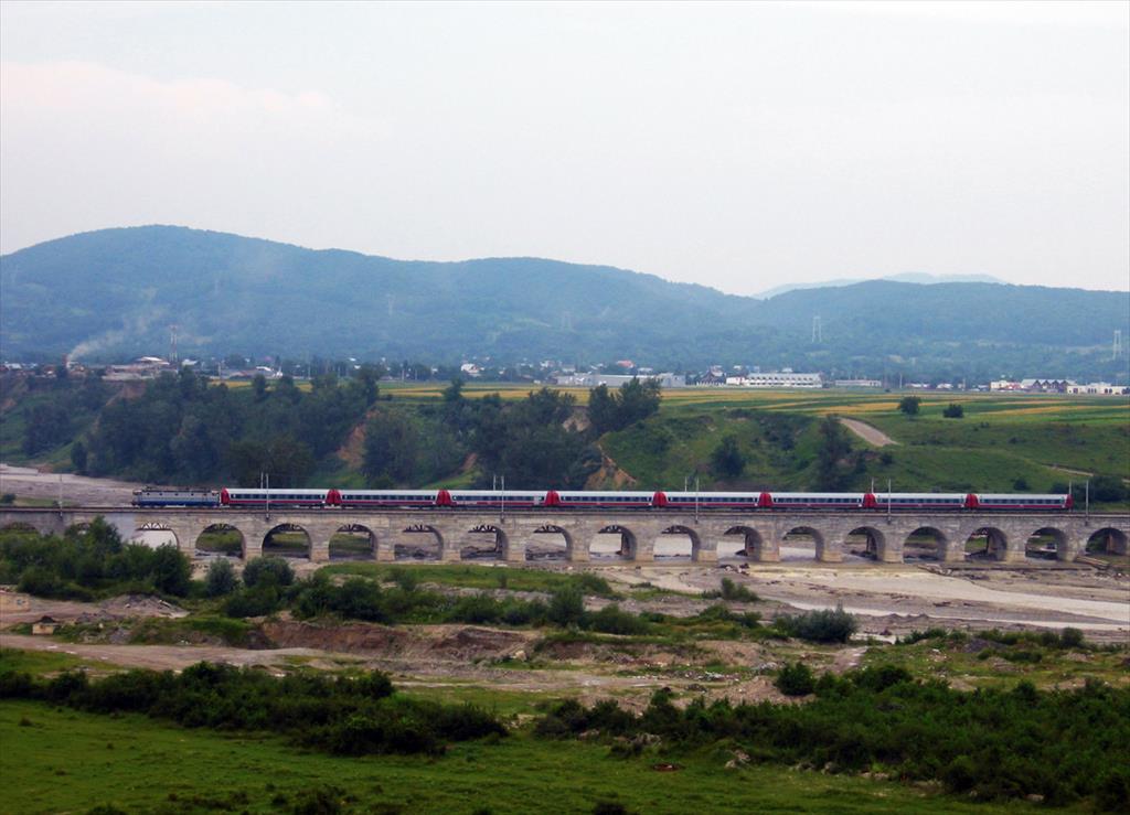 Podul de cale ferată de la Bobolia, în pericol din cauza erodării albiei râului Prahova