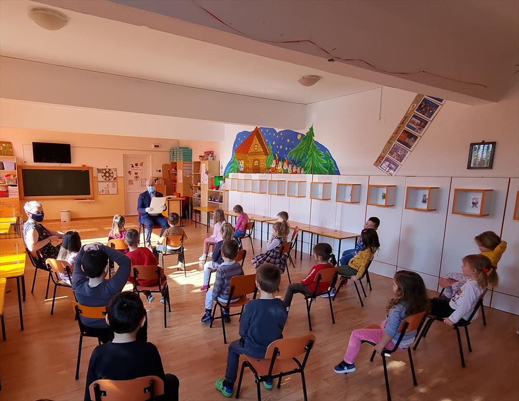 Primarul Câmpinei, Alin Moldoveanu, a citit povești copiilor de la Grădinița ”Iulia Hasdeu”, acțiune din cadrul Programului național 