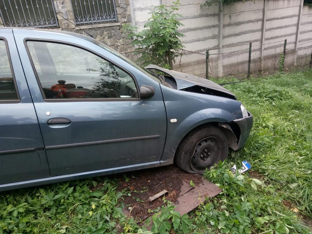 Accident spectaculos la Câmpina. O mașină a plonjat într-o curte, după ce a ratat o curbă pe Strada Schelelor