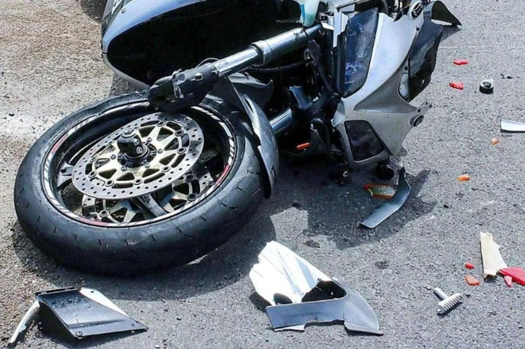 O motocicletă a fost implicată într-un accident pe Strada Mihail Kogălniceanu din Câmpina