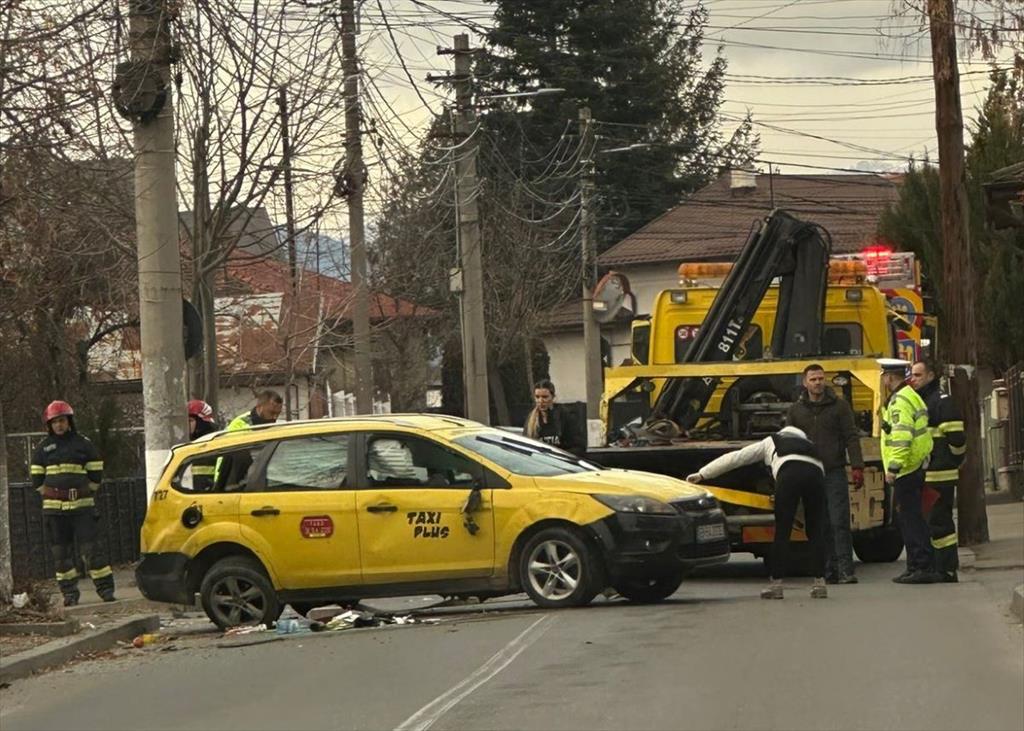 Un taxi, implicat într-un accident pe Strada Plevnei. Două persoane au ajuns la spital