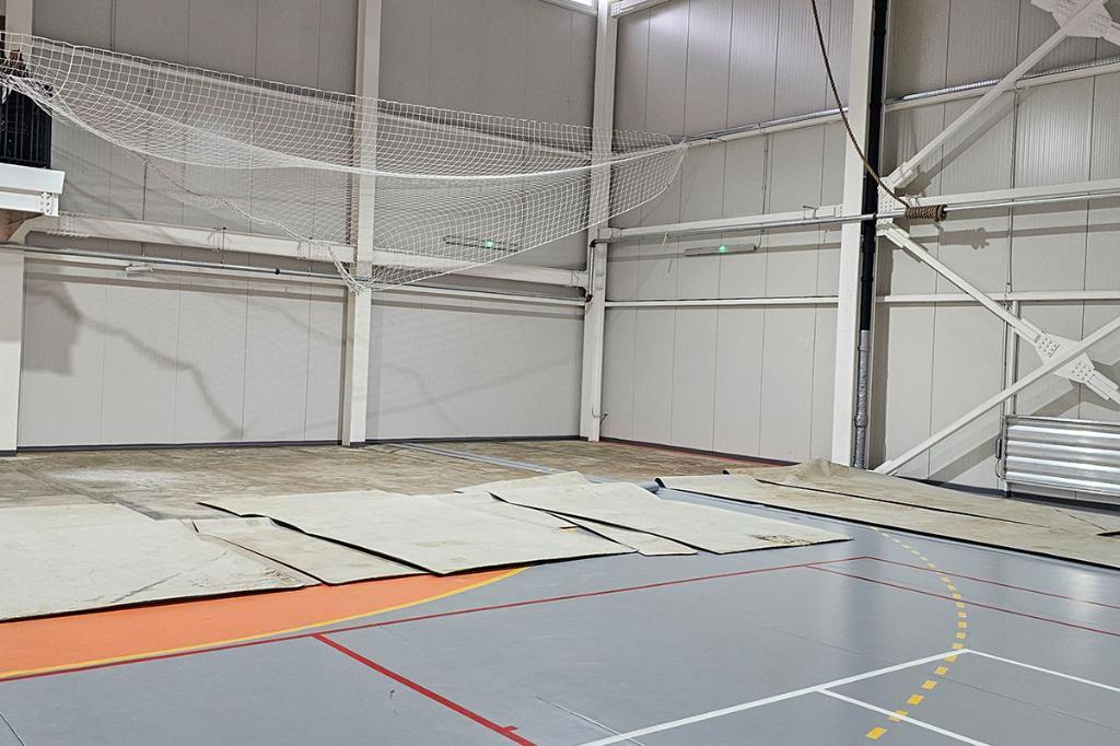 Sala de sport de la Școala Gimnazială „BP Hasdeu” din Câmpina rămâne în continuare închisă