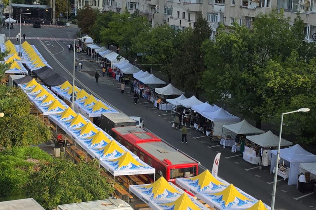 „Serbările Toamnei” 2026. De la mici, sarmale și pastramă la obiecte de artizanat, încălțăminte și blănuri