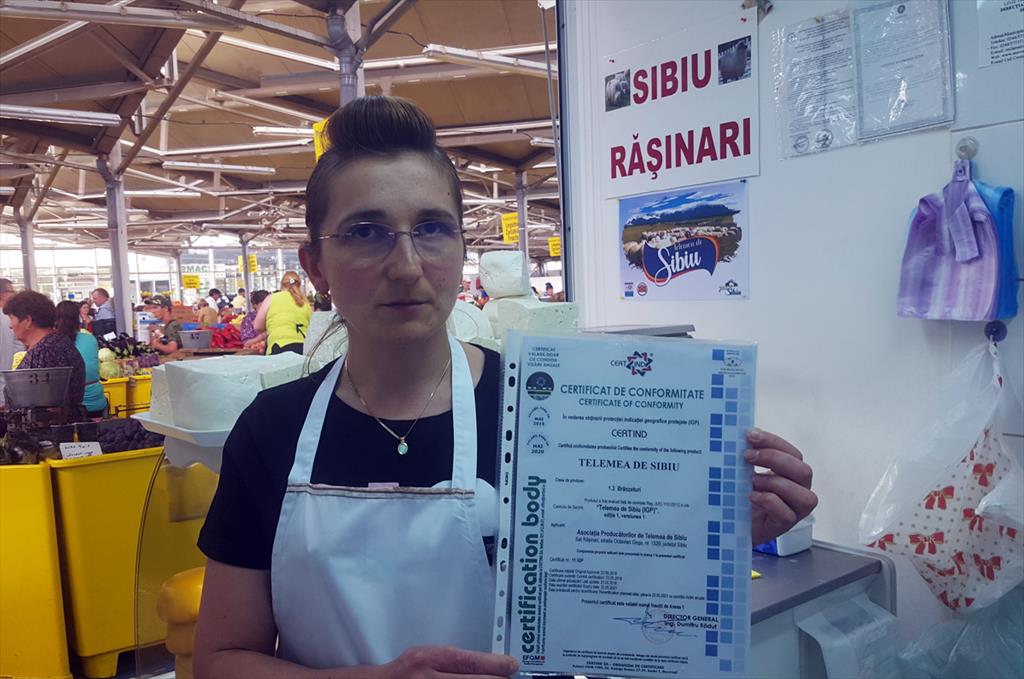 Unul dintre cei zece producători de telemea de Sibiu, atestați de MADR, își vinde produsele la Câmpina de zeci de ani