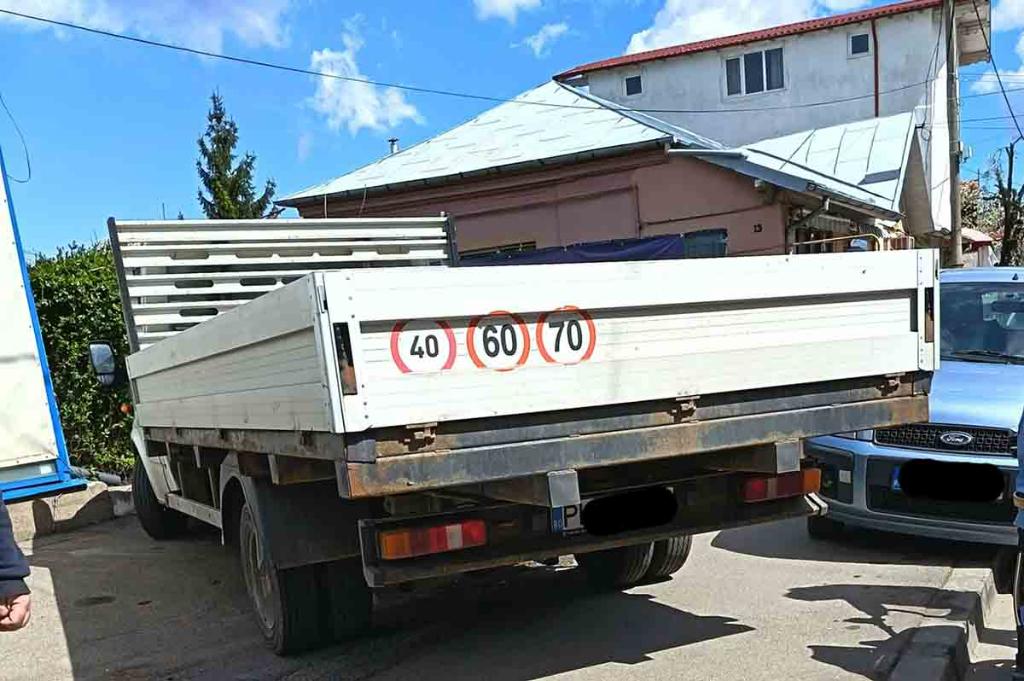 Trotuar blocat cu mașini în centrul Câmpinei